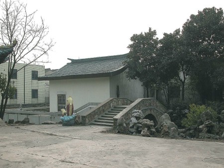 圖片中拱橋之後的小殿，即為古農真壺旗下【中國宜興陶瓷博物館‧古陶研究所】的名泥陳腐室，及老麻瓜休息的地方，就睡在名泥之中，諸會員們很羨慕吧？